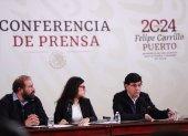 Voceros de la presidencia de la república participan en una rueda de prensa en Ciudad de México (México).