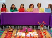 La presidenta de la Fundación Aldea, Geraldina Guerra (2-i), acompañada de activistas, habla durante una rueda de prensa este 31 de enero de 2024 en Quito (Ecuador).