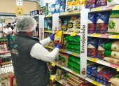 Personal de la Arcsa recolecta muestras de arroz que se vende en supermercados para verificar su inocuidad.