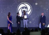 Alexander Domínguez con el premio que lo reconoce como El Pro de 2023.