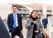 La mexicana Gloria Montoya (d) emocionada tras ser recibida por su hijo Bill de la Rosa (i), un estudiante de leyes en la Universidad de Yale