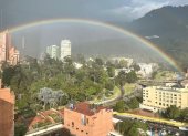 Registro general de un arcoiris, captado este miércoles, 31 de enero 2024, durante el primer aguacero en tres semanas, en Bogotá (Colombia).