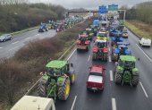 El convoy de agricultores de un sindicato minoritario que intentaba bloquear el mercado mayorista de Rungis, al sur de París, ha abandonado su objetivo y volverá a casa cuando se libere a los 91 detenidos que hubo ayer por una operación de intromisión en esas instalaciones.