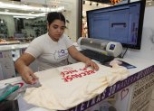 Local. En Vinilizarte, en el Policentro, hacen camisetas personalizadas.