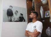 Noboa en su habitación tiene la foto de sus dos hijos, que están en Rusia.