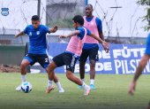 Entrenamiento. Luis León, Marcelo Meli y Jaime Ayoví trabajando en Samanes.