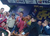 Muy a pesar de lo que se pueda pensar, Narváez festejó el título de campeón en el podio comiendo hornado junto a Richard Carapaz y Jefferson Cepeda.