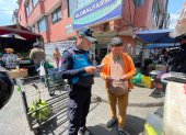 Agentes de control socializan con los vendedores sobre el uso del espacio público para que se regularicen.
