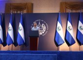 El presidente salvadoreño, Nayib Bukele, habla durante una conferencia de prensa, hoy en un hotel capitalino en San Salvador (El Salvador).