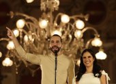 El actual presidente y ganador de la reelección, Nayib Bukele, habla desde el Palacio Nacional junto a su esposa Gabriela Rodríguez de Bukele