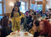 Una "Drag Queen" protagoniza una tómbola en la comida por el día de la romería de Montevergine