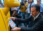 A 500 prestadores del transporte comercial en el Distrito Metropolitano de Quito se les colocó el adhesivo de identificación.