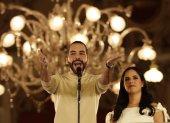 El actual presidente y ganador de la reelección de El Salvador, Nayib Bukele, habla desde el Palacio Nacional junto a su esposa Gabriela Rodríguez de Bukele, en San Salvador (El Salvador).