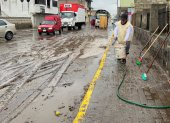 Con escobas y baldes los moradores trataban de limpiar el lodo que se formó