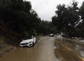 Los vehículos afectados por un deslizamiento de tierra son abandonados en la carretera mientras una tormenta azota el sur de California provocando lluvias torrenciales y fuertes vientos, en Topanga, California, EE. UU., el 5 de febrero de 2024.