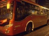 El conductor de un bus urbano invadió carril y se impactó contra un vehículo de la zona.