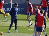 El entrenador del Atlético de Madrid, Diego Pablo Simeone (i), dirige uno de los entrenamientos del equipo en la ciudad deportiva del club en Majadahonda.
