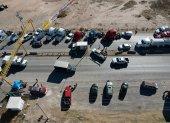 Fotografía aérea de transportistas mientras bloquean una avenida en Ciudad Juárez (México).