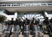 Fotografía de archivo en la que se registró a un escuadrón de policías, al custodiar la entrada principal de la Corte Constitucional de Ecuador, en Quito (Ecuador).