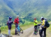 Los audaces ciclistas en pleno descanso durante la ruta.
