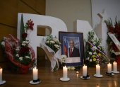 Militantes de Renovacion Nacional encienden velas en la sede del partido en apoyo al expresidente de Chile Sebastían Piñera hoy, en Santiago (Chile).