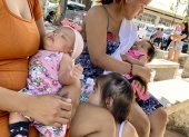 Madres filipinas y sus bebes en la entrada de un centro de salud.