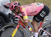 Richard Carapaz (EF Education-EasyPost) llegó con el grupo de favoritos a la meta de la segunda etapa.