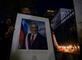 Santiago. Seguidores del expresidente encienden velas en la sede del partido que apoyó a Sebastían Piñera.