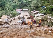 Los equipos de rescate trata de localizar supervivientes tras el corrimiento de tierra en la sureña isla filipina de Mindanao.
