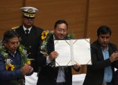 El presidente de Bolivia, Luis Arce (c), sostiene la ley para elecciones judiciales tras su promulgación este 6 de febrero de 2024, en la "Casa Grande", en La Paz (Bolivia).