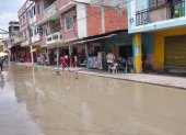 Situación. Una de las calles principales de Salitre, Guayas, quedó anegada por desbordamiento del río Vinces.