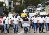 Choferes del transporte público protestan para exigir seguridad ante una nueva ola de violencia del crimen organizado, en la autopista México-Acapulco, en Guerrero (México).
