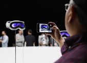 Fotografía de archivo fechada el 05 de junio de 2023 de un hombre toma fotografías de las gafas Apple Vision Pro durante la Conferencia de Desarrolladores de Apple en Cupertino, California (EE.UU.).