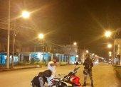 Control. La Policía realiza la revisión de los usuarios de motocicletas.