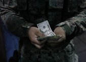 Una mujer que fue hallada con fajos de billetes no pudo justificar su procedencia.