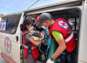 Los rescatistas brindan atención a un bebé en una aldea afectada por un deslizamiento de tierra en la ciudad de Maco, provincia de Davao de Oro, Filipinas, el 9 de febrero de 2024.