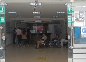 Loja. Lazos negros colocaron en la puerta principal de la Fiscalía.