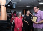 Luis Padilla fue el encargado de entregar el reconocimiento a la poetisa, durante el encuentro que tuvo lugar en el Museo Municipal de Guayaquil.