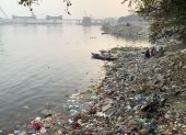 Nueva Delhi.- El hedor de las oscuras aguas del Yamuna, el principal rio de Nueva Delhi, aleja a la gente de sus orillas. Los niveles de amoniaco están en uno de sus picos, provocando una crisis en las plantas de tratamiento y el corte de suministro de agua a más de un tercio de la población de la capital india. EFE/Mikaela Viqueira