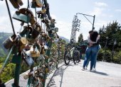 Cientos de enamorados llegan hasta el mirador de Guápulo, en el nororiente de Quito, para ‘sellar’ su amor. Colocan un candado en la reja del lugar y luego se deshacen de la llave.