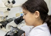 Una niña utiliza un microscopio en uno de los semilleros que cada año impulsa la Espol a través de programas como el Parque Ajá.