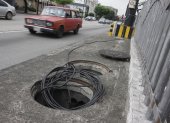 2 alcantarillas sin tapa y cables expuestos se encuentran en el parterre central que divide los carriles de la Av. de Las Américas cerca de la parada de la metrovía Aviación Civil Oeste dirección norte-sur antes de subir el puente que desemboca por el Colegio Simón Bolívar. Agencia (Ag-extra)
