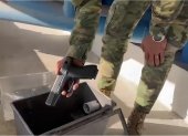 En la cárcel de Cotopaxi, los militares hallaron un arma dentro de un reflector de luz de la prisión.