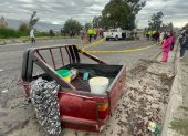 Producto del choque, una parte de la camioneta quedó destrozada sobre la calzada