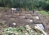 Amazonía. Un grupo de arqueólogos observa la zona de excavaciones en un lugar de exploración.