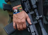 La mano de un guerrillero de la disidencia de las FARC sosteniendo un fusil en Casa Roja (Colombia).