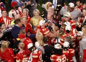 El jugador de los Kansas City Chiefs, Travis Kelce (c) levanta el trofeo de campeón tras la victoria de su equipo ante los San Fransisco 49ers durante la Super Bowl.