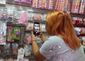 Venta. Tatiana Toapanta tiene un negocio de bisuterías, pero también promociona su negocio por Internet.