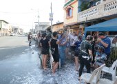 Familias disfrutando del Carnaval en Guayaquil.