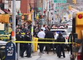 Funcionarios de la policía y del departamento de bomberos trabajan en la escena de un tiroteo en el metro de la ciudad de Nueva York.